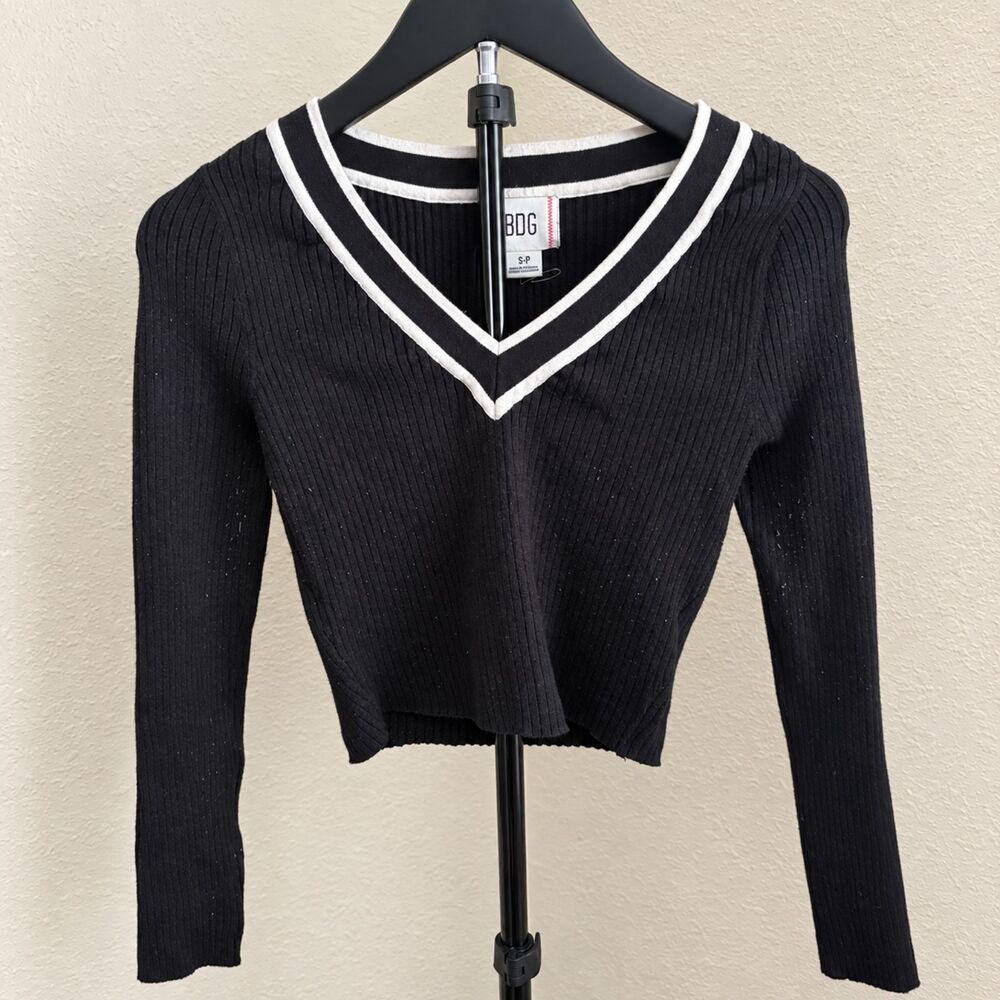 Black Ribbed Cropped V-Neck Long Sleeve Varsity Top